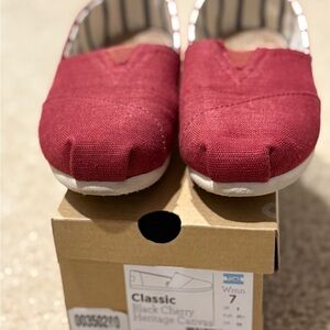 TOMS womens Classic Canvas Shoes